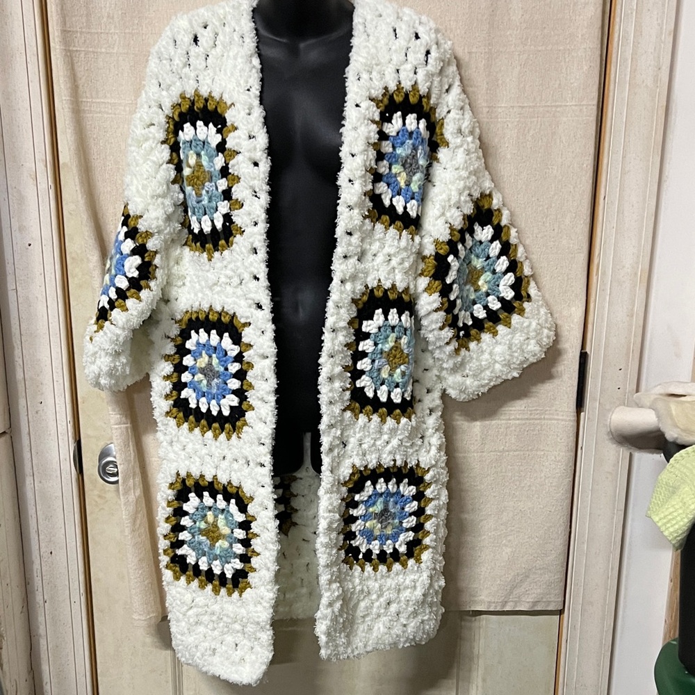 DAVI & DANI Textured Knit Cardigan in White and Gold